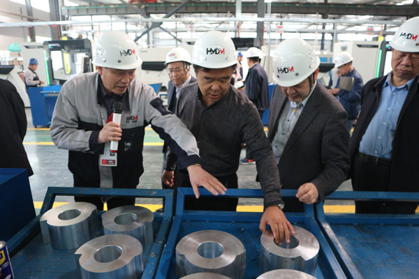 甘肅省政協(xié)副主席黃選平一行蒞臨甘肅泓源麥迪邁智能停車(chē)有限責任公司檢查指導工作(圖3)