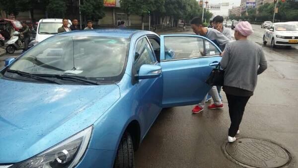 平?jīng)鲢葱履茉从邢挢熑喂窘M織“愛(ài)心送考”車(chē)隊免費接送考生(圖3)