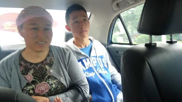 平?jīng)鲢葱履茉从邢挢熑喂窘M織“愛(ài)心送考”車(chē)隊免費接送考生(圖4)