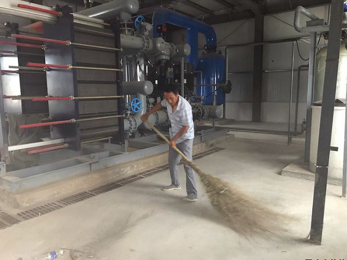 能源供應公司組織人員對各換熱站進(jìn)行除塵防護作業(yè)(圖2)