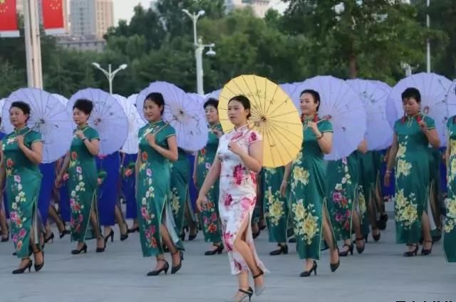 平?jīng)鲢垂军h委和興北路社區綠地廣場(chǎng)商圈黨建聯(lián)盟合作舉辦“謳歌新時(shí)代 共圓中國夢(mèng)”紀念改革開(kāi)放四十周年大型群眾廣場(chǎng)文化活動(dòng)(圖2)