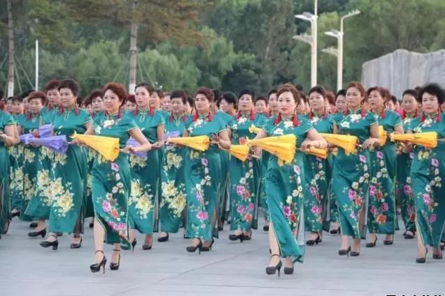 平?jīng)鲢垂军h委和興北路社區綠地廣場(chǎng)商圈黨建聯(lián)盟合作舉辦“謳歌新時(shí)代 共圓中國夢(mèng)”紀念改革開(kāi)放四十周年大型群眾廣場(chǎng)文化活動(dòng)(圖3)