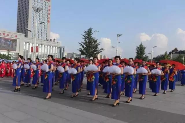 平?jīng)鲢垂军h委和興北路社區綠地廣場(chǎng)商圈黨建聯(lián)盟合作舉辦“謳歌新時(shí)代 共圓中國夢(mèng)”紀念改革開(kāi)放四十周年大型群眾廣場(chǎng)文化活動(dòng)(圖6)