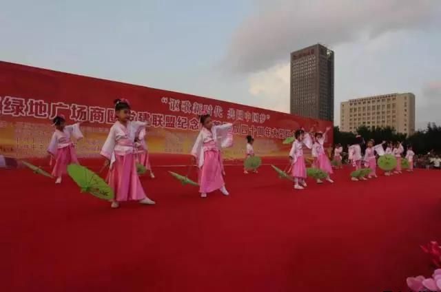 平?jīng)鲢垂军h委和興北路社區綠地廣場(chǎng)商圈黨建聯(lián)盟合作舉辦“謳歌新時(shí)代 共圓中國夢(mèng)”紀念改革開(kāi)放四十周年大型群眾廣場(chǎng)文化活動(dòng)(圖9)