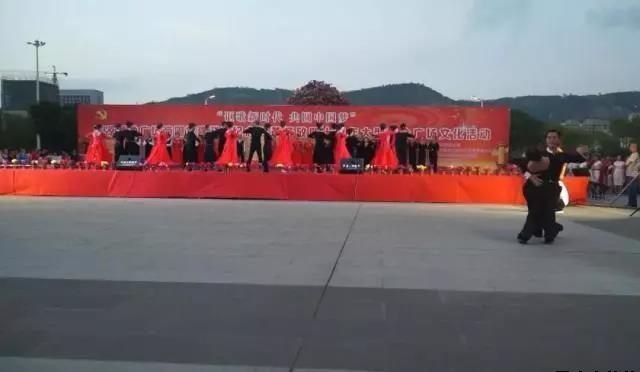 平?jīng)鲢垂军h委和興北路社區綠地廣場(chǎng)商圈黨建聯(lián)盟合作舉辦“謳歌新時(shí)代 共圓中國夢(mèng)”紀念改革開(kāi)放四十周年大型群眾廣場(chǎng)文化活動(dòng)(圖10)