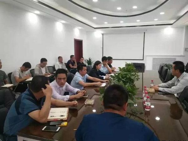 楊東虎主持召開(kāi)平?jīng)鰡⒑轿磥?lái)入駐項目建設問(wèn)題協(xié)調會(huì )(圖2)