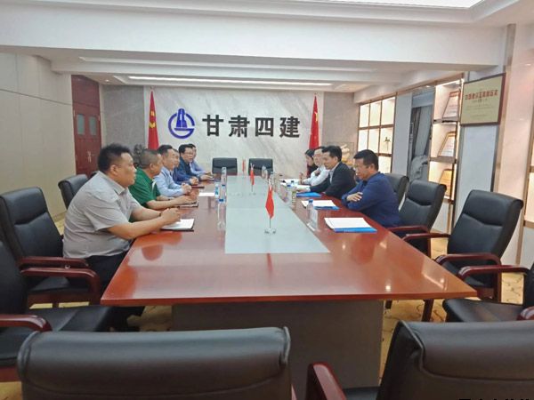 平?jīng)鍪懈笔虚L(cháng)葉劍芳、平?jīng)鲢垂径麻L(cháng)趙賢君一行赴蘭洽談融資擔保合作事宜(圖3)