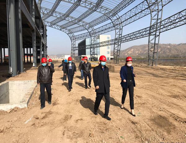 市建管局副局長(cháng)田曉東帶隊督查指導平?jīng)鲞^(guò)境車(chē)輛綜合服務(wù)中心（一期）項目 開(kāi)（復）工工作(圖2)