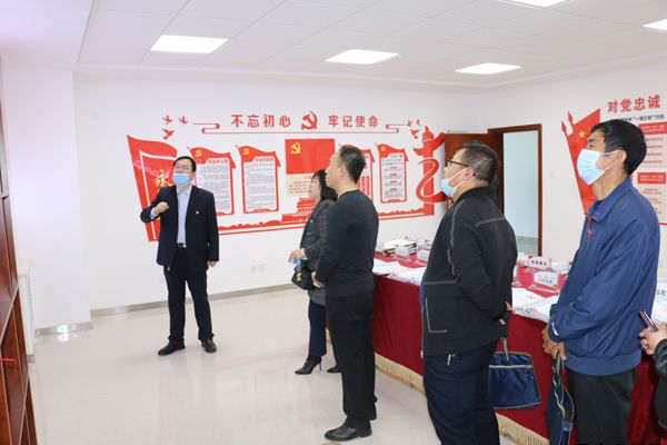 涇川縣循環(huán)經(jīng)濟產(chǎn)業(yè)園區管委會(huì )副主任袁紅燕一行來(lái)我公司考察調研(圖2)