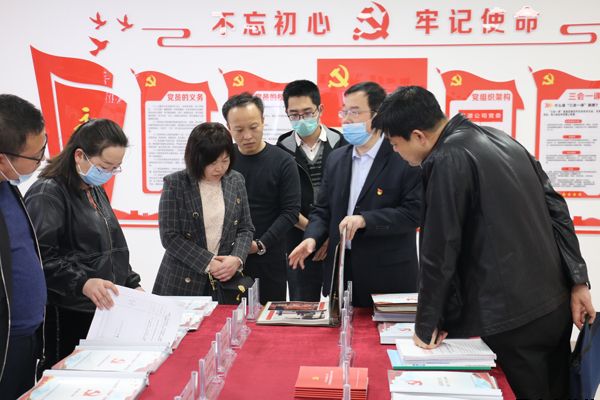 涇川縣循環(huán)經(jīng)濟產(chǎn)業(yè)園區管委會(huì )副主任袁紅燕一行來(lái)我公司考察調研(圖3)