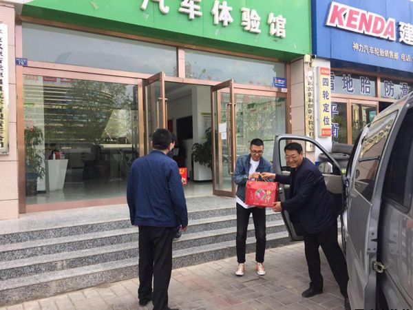 泓源公司“五一”節前慰問(wèn)一線(xiàn)勞動(dòng)者(圖2)