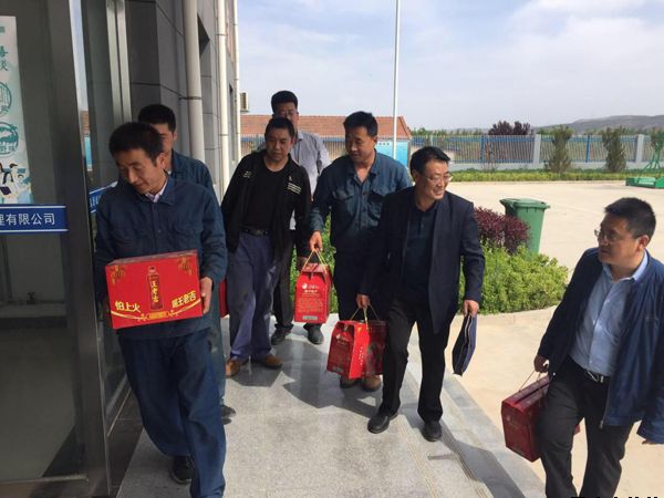 泓源公司“五一”節前慰問(wèn)一線(xiàn)勞動(dòng)者(圖3)