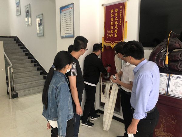 泓源新能源公司、出租車(chē)公司聯(lián)合開(kāi)展消防安全演練(圖2)