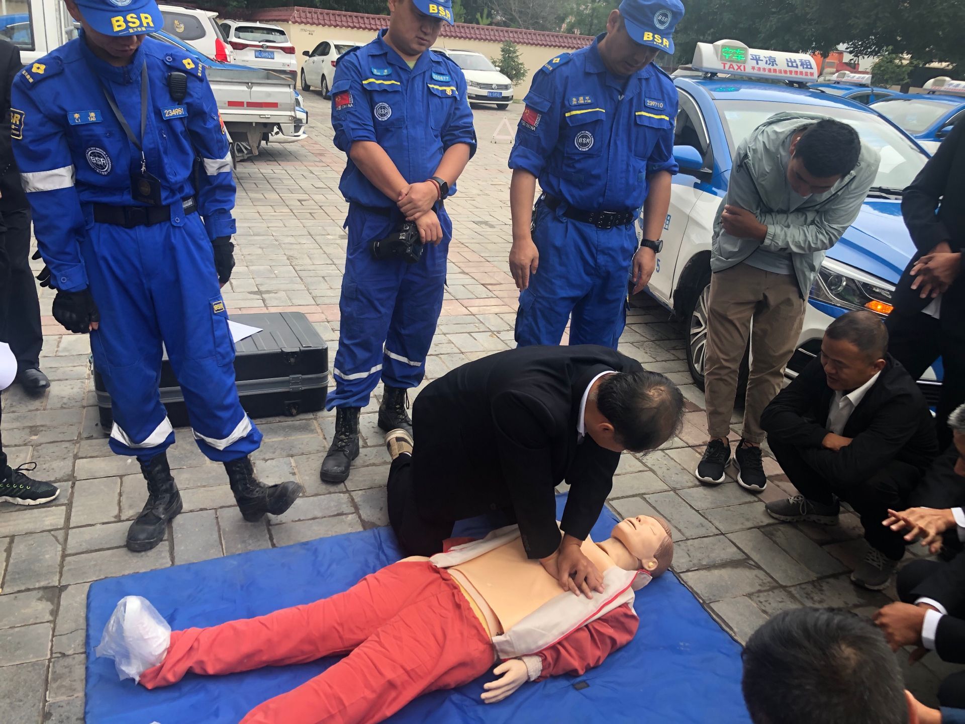 藍天救援隊走進(jìn)泓源新能源出租汽車(chē)公司開(kāi)展應急救護培訓活動(dòng)(圖2)
