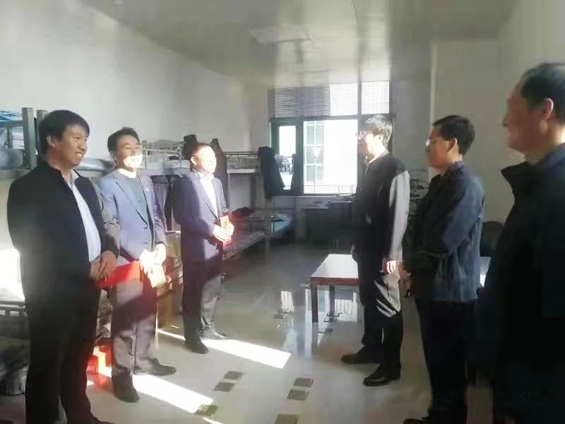 工業(yè)園區管委會(huì )、泓源公司慰問(wèn)園區機關(guān)保安門(mén)衛等一線(xiàn)人員(圖2)