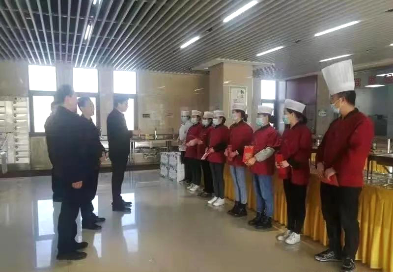 工業(yè)園區管委會(huì )、泓源公司慰問(wèn)園區機關(guān)保安門(mén)衛等一線(xiàn)人員(圖3)