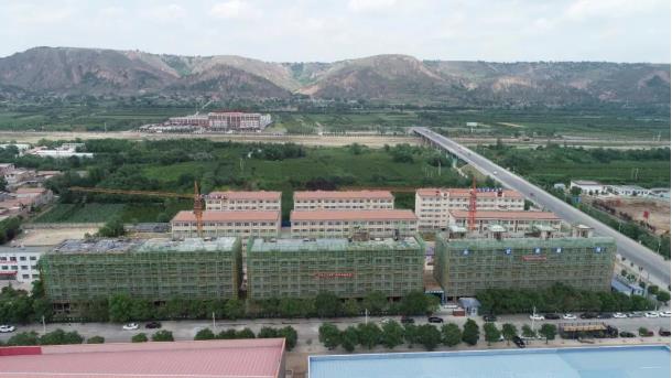 平?jīng)龉I(yè)園區公租房三期項目主體工程順利封頂(圖2)