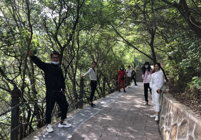 健康生活 快樂(lè )工作——泓源公司戶(hù)外運動(dòng)小組組織環(huán)保登山活動(dòng)(圖2)