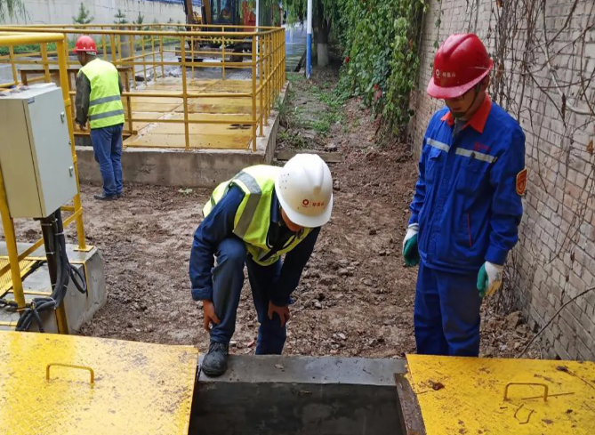 泓源城東污水處理公司組織對平?jīng)銎钸B山水泥廠(chǎng)外排口進(jìn)行接水前驗收(圖2)