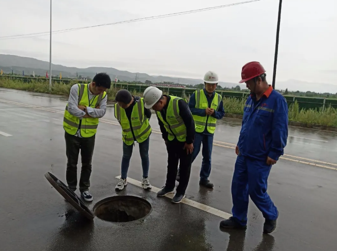 泓源城東污水處理公司組織對平?jīng)銎钸B山水泥廠(chǎng)外排口進(jìn)行接水前驗收(圖3)