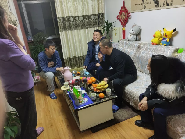 關(guān)愛(ài)員工冷暖 傳遞組織溫情——市產(chǎn)投集團組織開(kāi)展員工家訪(fǎng)活動(dòng)(圖2)