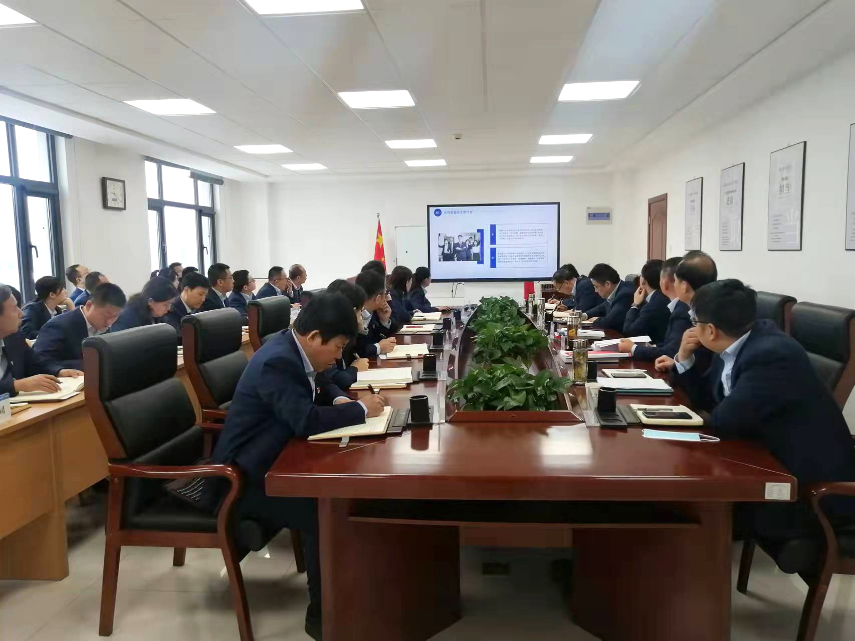 市產(chǎn)投集團召開(kāi)黨委理論學(xué)習中心組集體學(xué)習會(huì )議(圖2) 市產(chǎn)投集團召開(kāi)黨委理論學(xué)習中心組集體學(xué)習會(huì )議(圖2)