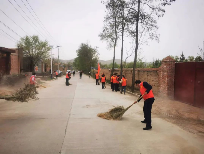 市產(chǎn)投集團赴包抓共建村社開(kāi)展衛生清掃志愿服務(wù)活動(dòng)(圖2)