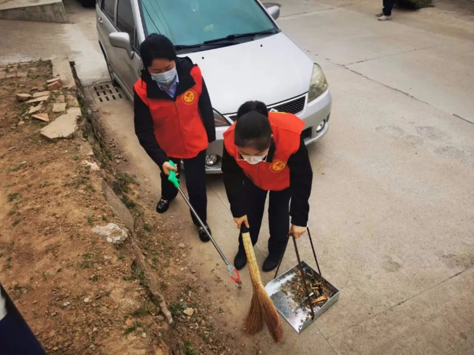 市產(chǎn)投集團赴包抓共建村社開(kāi)展衛生清掃志愿服務(wù)活動(dòng)(圖4)