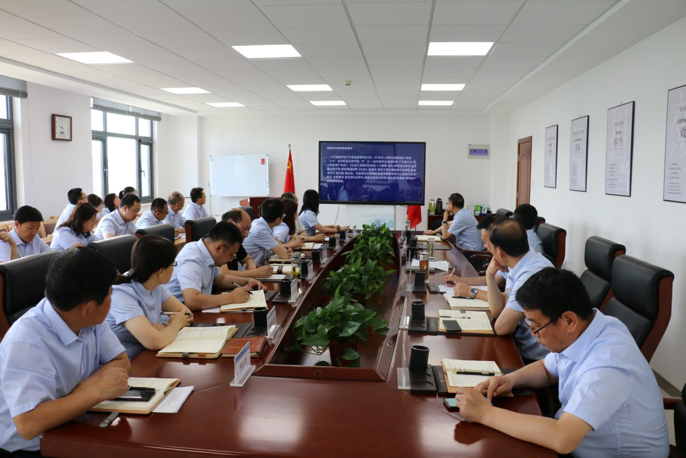 市產(chǎn)投集團召開(kāi)黨委理論中心組集體學(xué)習研討會(huì )議(圖2)