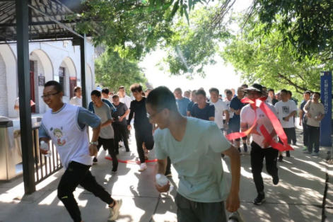 助力文旅市場(chǎng) 展示產(chǎn)投風(fēng)采——市產(chǎn)投集團組織開(kāi)展員工登山比賽活動(dòng)(圖2)