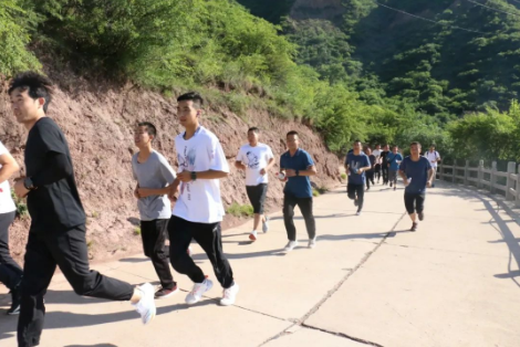 助力文旅市場(chǎng) 展示產(chǎn)投風(fēng)采——市產(chǎn)投集團組織開(kāi)展員工登山比賽活動(dòng)(圖3)