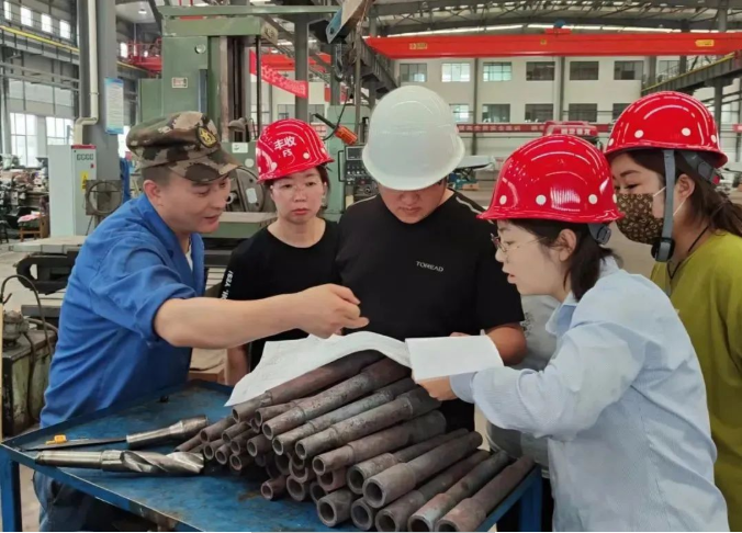 市產(chǎn)投集團百名員工下一線(xiàn)真磨礪練本領(lǐng)(圖1)